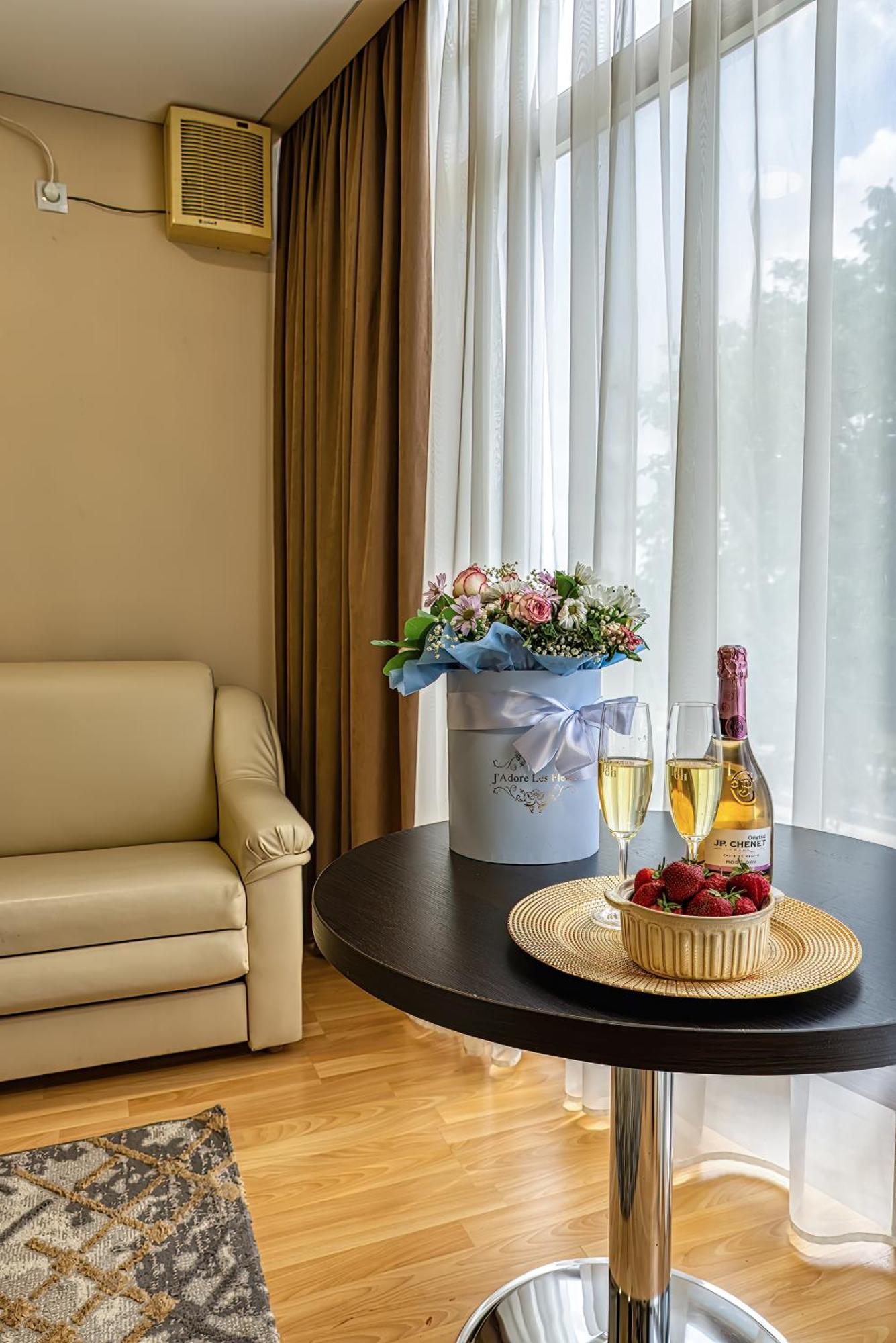 Sv Hotel, Restaurant & Airport Parking Todiresti  Экстерьер фото