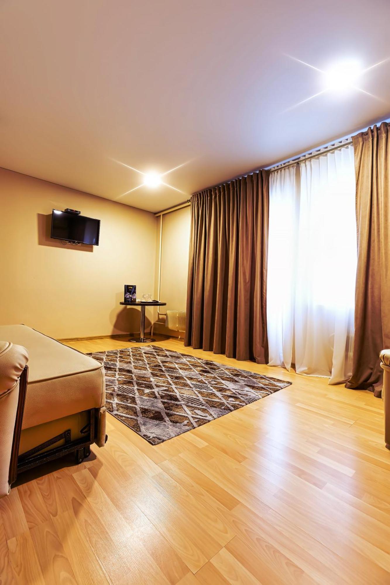 Sv Hotel, Restaurant & Airport Parking Todiresti  Экстерьер фото