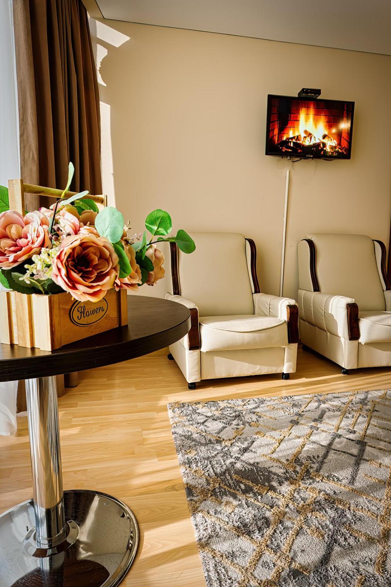 Sv Hotel, Restaurant & Airport Parking Todiresti  Экстерьер фото