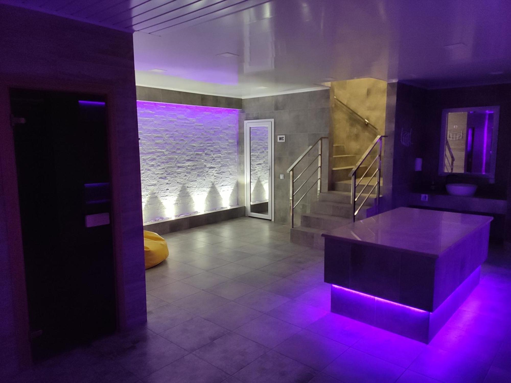 Sv Hotel, Restaurant & Airport Parking Todiresti  Экстерьер фото